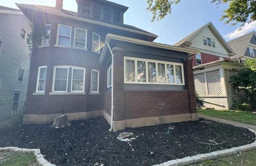 Niagara Falls House | Renovated 6BR 2BA Minutes from Falls and Casino