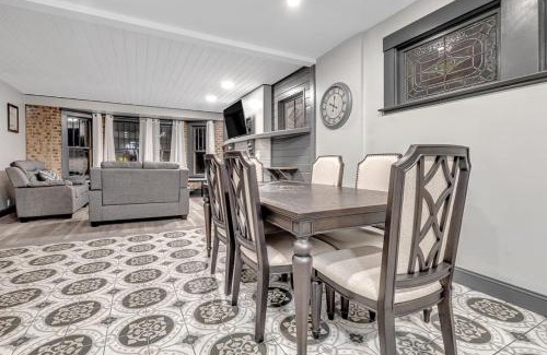 Niagara Falls House | Renovated 6BR 2BA Minutes from Falls and Casino