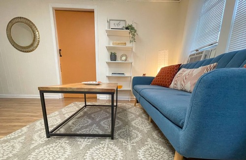 Middletown Apartment | Renovated Apt - 4min walk from Wesleyan & Main St