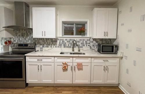 Middletown Apartment | Renovated Apt - 4min walk from Wesleyan & Main St
