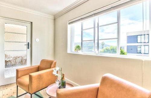 Cape Town City Centre House | Renovated, art deco couples retreat with views!
