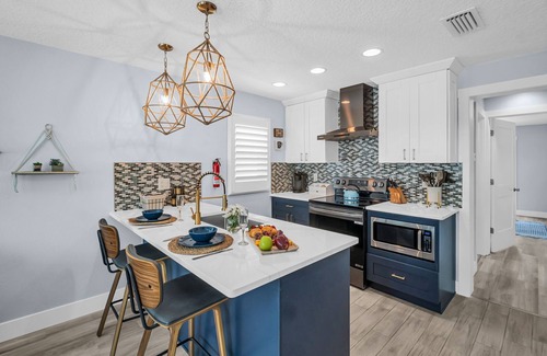 Indian Rocks Beach House | Renovated Beach Retreat – Patio & Hammock, Steps to Sand for the Perfect Escape