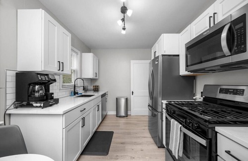 Davenport House | *Renovated* Comfort Home~ by DT & Genesis Hospital