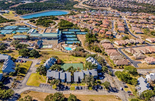 Rough Hollow Condo | Renovated Condo for a Tranquil Getaway by Lake Travis