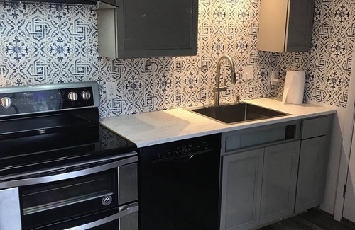 Gainesville Cottage | Renovated cottage in 55 plus neighborhood in Gainesville FL. Pool and Pickleball