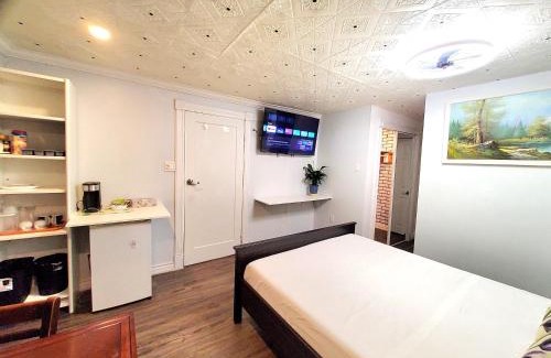 Malvern House | Renovated Cozy Bedroom with Private washroom
