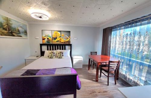 Malvern House | Renovated Cozy Bedroom with Private washroom