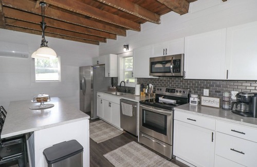 Lexington House | Renovated Farmhouse by Mid Ohio Race Track, Snow Trails, access to Amphitheater!