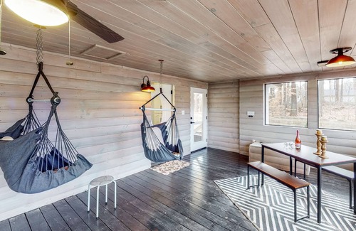 Dallas House | Renovated farmhouse estate with private vineyard & hot tub - dog-friendly