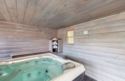 Dallas House | Renovated farmhouse estate with private vineyard & hot tub - dog-friendly