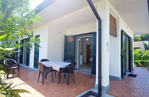 Lido delle Nazioni House | Renovated ground-floor villa with garden on 3 sides in rich green area