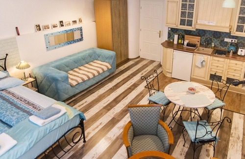 Terezvaros Apartment | Renovated Ground Floor Apartment at Oktogon