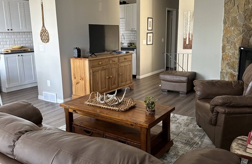 Cochrane House | Renovated Half-duplex w/private space, right in town, 1hr to the Rocky Mountains