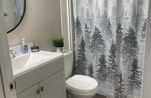 Cochrane House | Renovated Half-duplex w/private space, right in town, 1hr to the Rocky Mountains