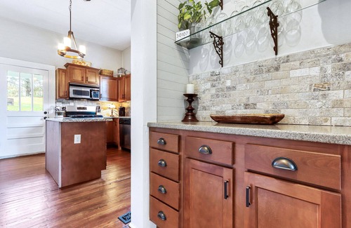 Ball Ground House | Renovated Historic 1910 Home 2 Min.Walk to Downtown Ball Ground & Wedding Venues