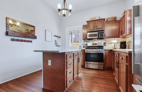 Ball Ground House | Renovated Historic 1910 Home 2 Min.Walk to Downtown Ball Ground & Wedding Venues