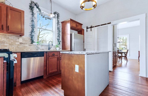 Ball Ground House | Renovated Historic 1910 Home 2 Min.Walk to Downtown Ball Ground & Wedding Venues