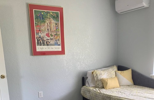 Shearer Hills - Ridgeview House | Renovated home in the heart of San Antonio - 5 mins to the airport!