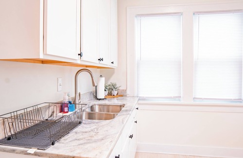 West Columbus House | Renovated Home – Mins away from OSU/CREW/CBJ/Clippers/Greater CBUS/COSI