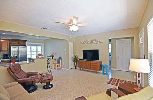 Sarasota Villa | Renovated home walk to Siesta Key Beach, shopping, and restaurants