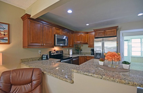 Sarasota Villa | Renovated home walk to Siesta Key Beach, shopping, and restaurants