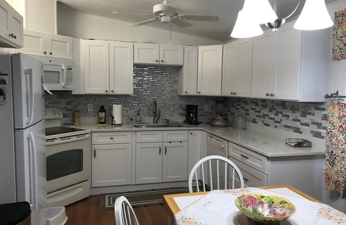 Silver Lake House | Renovated house one block from pool with hot tub 60 miles from Disney world