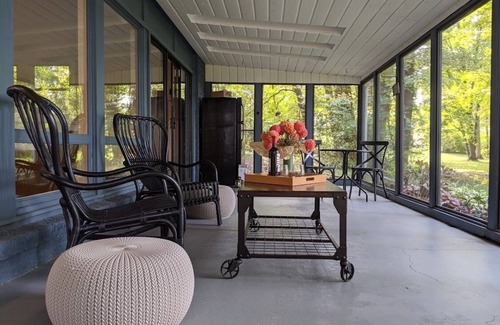 Vicksburg House | Renovated Lake House is Cozy Year-Round Getaway
