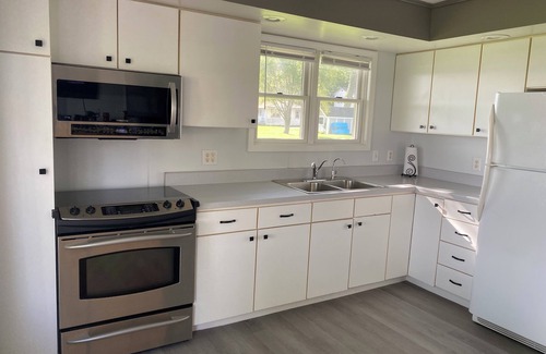 Pierceton Cottage | Renovated Lakefront On All Sports Big Barbee Lake-No Stairs-Steps From Water