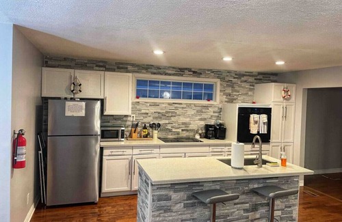 Port Weller House | Renovated Lakeside Niagara Home w/hot tub/fire pit