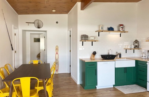 Camdenton Cabin | Renovated lakeside cabin with swimming pool & resort amenities!
