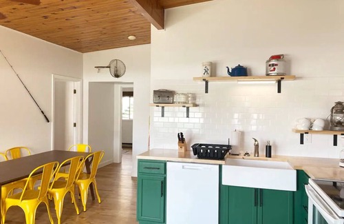Camdenton Cabin | Renovated lakeside cabin with swimming pool & resort amenities!
