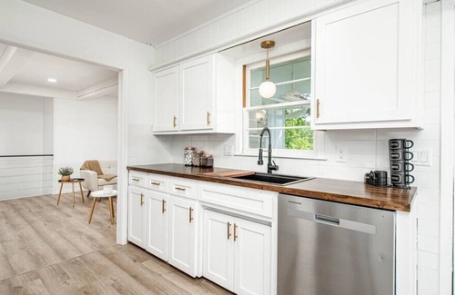 Grandview House | Renovated Modern Home Mins from KC Attractions