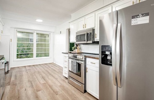 Grandview House | Renovated Modern Home Mins from KC Attractions