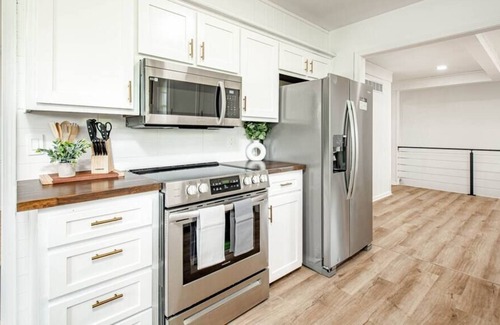 Grandview House | Renovated Modern Home Mins from KC Attractions