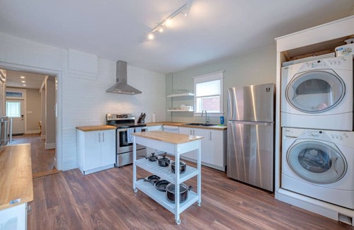 Peterborough House | Renovated, near DT, FAST Wi-Fi, free parking | TS