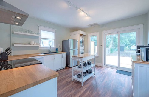 Peterborough House | Renovated, near DT, FAST Wi-Fi, free parking | TS
