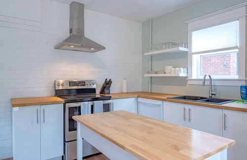 Peterborough House | Renovated, near DT, FAST Wi-Fi, free parking | TS