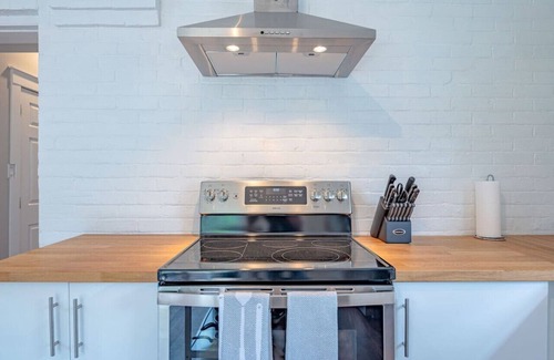 Peterborough House | Renovated, near DT, FAST Wi-Fi, free parking | TS
