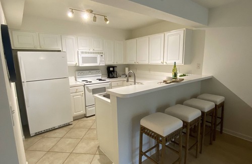 Winkler Condo | Renovated | Resort Like Condo | Salt Water Pool | Fort Myers