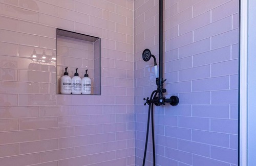 West Second Street Historic District House | Renovated Retro Casita, Firepit Lounge, Hammocks!