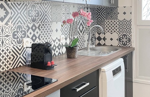 Pere Lachaise Apartment | Renovated & Spacious Flat in Paris with lift for 8