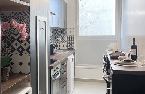 Pere Lachaise Apartment | Renovated & Spacious Flat in Paris with lift for 8