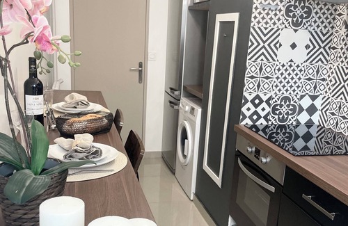 Pere Lachaise Apartment | Renovated & Spacious Flat in Paris with lift for 8