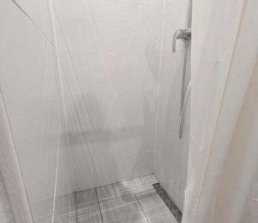 Wahring Apartment | Renovated Studio - 10 min to Center