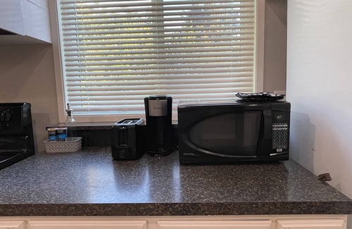 Gordon Head House | Renovated Suite 6 Minutes to UVIC and Beach – Modern Comforts & Pet-Friendly