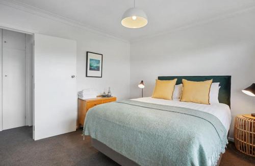 Takapuna Apartment | Renovated Takapuna 2BR Apt l Parking l Skytower