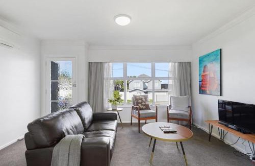 Takapuna Apartment | Renovated Takapuna 2BR Apt l Parking l Skytower