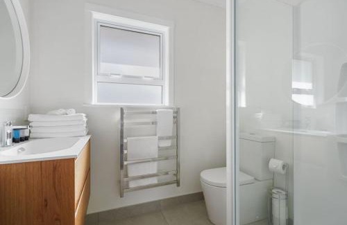 Takapuna Apartment | Renovated Takapuna 2BR Apt l Parking l Skytower