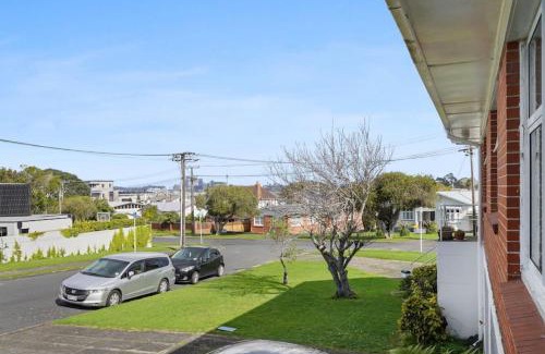 Takapuna Apartment | Renovated Takapuna 2BR Apt l Parking l Skytower