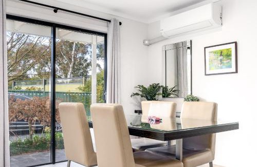 Crestwood House | Renovated Townhouse Close to the CBD and Schools - Hosted by Canstay